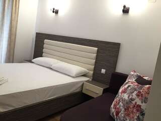 Гостевой дом Apartments Cungu Улцинь Трехместный номер с балконом и видом на море-1