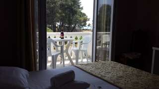 Гостевой дом Apartments Cungu Улцинь Четырехместный номер с балконом и видом на море-1